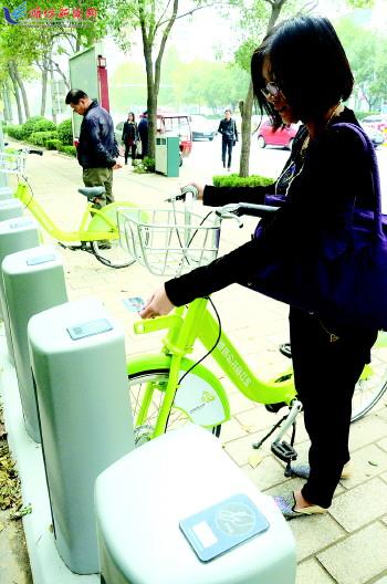 市民在站點(diǎn)刷卡取車。記者 殷夢(mèng)
