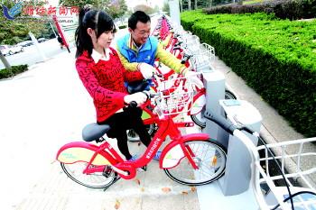工作人員指導(dǎo)市民取車。記者 張馳