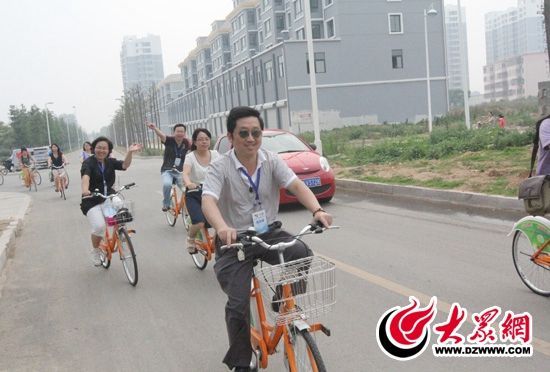記者們騎上公共自行車，感受到城市公共自行車的便捷和樂(lè)趣。 記者 郭豪 攝。