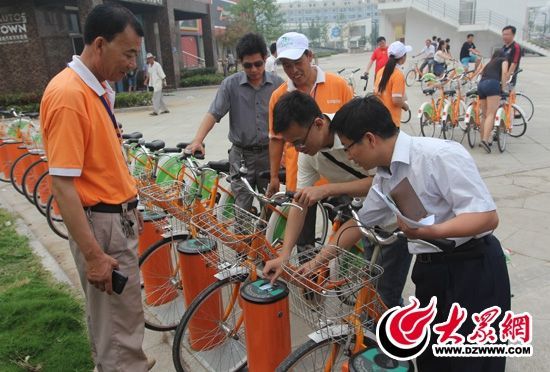 采訪團(tuán)記者做好準(zhǔn)備體驗(yàn)公共自行車。 記者 郭豪 攝。