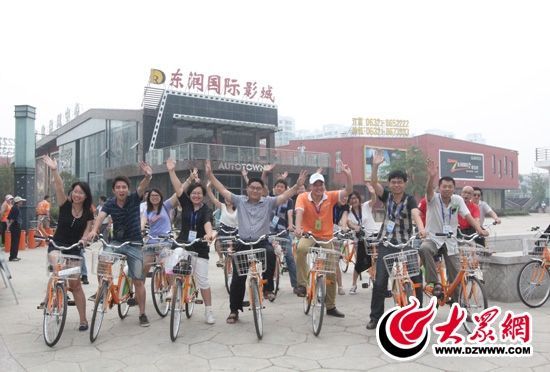 采訪團(tuán)記者做好準(zhǔn)備體驗(yàn)公共自行車。 記者 郭豪 攝。